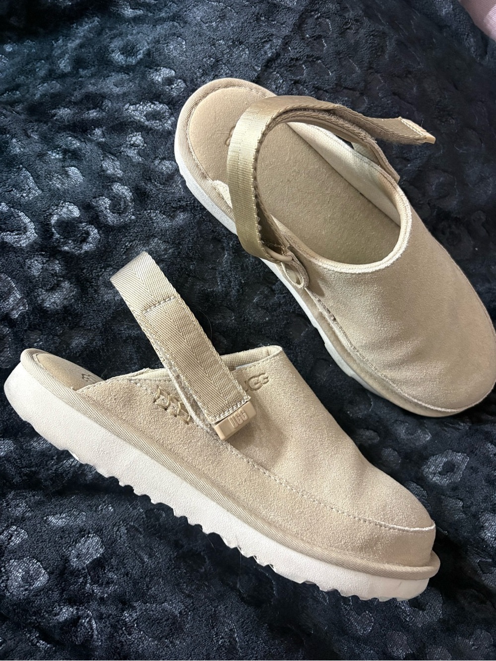 UGG Women's Sand Suede Slingback Clog - Picture 4 of 5